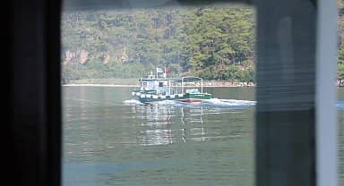 Muğla Büyükşehir Belediyesi'nin tekneleri koylardan atık topluyor