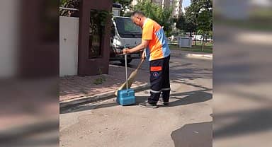 Muratpaşa Belediye Başkanı Uysal, Dünya Empati Günü'nde sokakları süpürdü