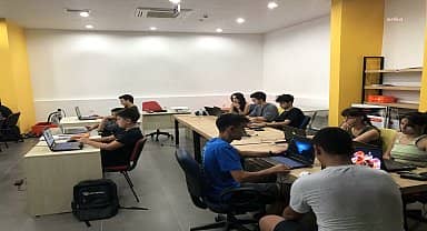 Muratpaşa Belediyesi'nin Teknoloji Merkezi'nde gençler eğitim alıyor