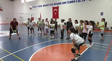 Muratpaşa Belediyesi'nin yaz spor okullarında öğrenciler sportmenliği de öğreniyor 