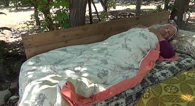 Osmaniye'de 80 yaşındaki hasta Hatime Köz: "Canım tavuk istiyor, et istiyor, oğluma diyorum 'para yok' diyor alamıyor, ağlıyor"