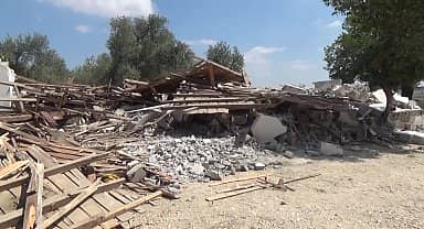 Osmaniye'de konteyner verilen depremzedeler elektrik sıkıntısı yaşıyor: "Korkudan fişi takamıyoruz, tesisat yanıyormuş. Sıcaktan bayılmak üzereyiz, yardım bekliyoruz''