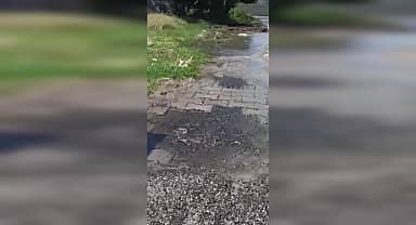 Osmaniye' de patlayan içme suyu borusunun 1 haftadır yapılmamasına mahalle sakinleri tepki gösterdi