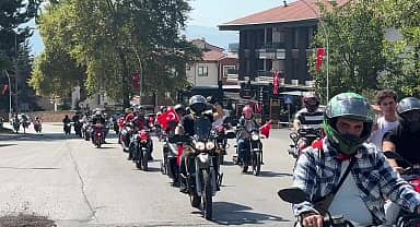 Safranbolu'da motorcular, kast ve motorlarıyla Türk bayrağı görseli oluşturarak 30 Ağustos'u kutladı