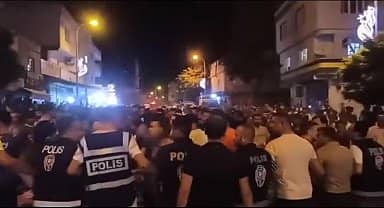 Şanlıurfa'da Suriye uyruklu bir kişi 9 yaşındaki çocuğa cinsel istismar suçlamasıyla tutuklandı, olayın duyulması üzerine vatandaşlar sokağa döküldü