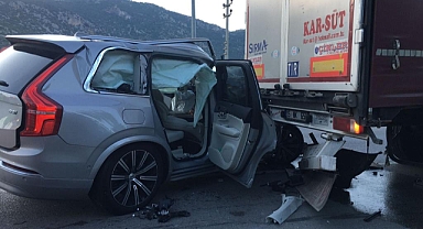 Şarkıcı Tan Taşçı ve menajeri Burdur'da trafik kazası geçirdi