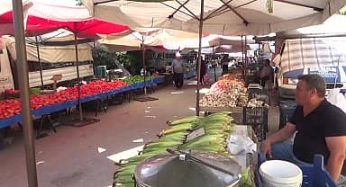 Semt pazarına giden Kadirlili vatandaş ''canım mesela darı istiyor, şeftali istiyor ama nasıl alayım? Onları alırsam aç kalırım''