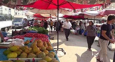 Semt pazarında alışveriş yapan emekli vatandaş: "İnsansın canın istiyor, tek tek vermiyorlar"