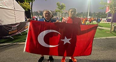 Seyhan Belediye Başkanı Akay, Atletizm Milli Takımı'nı yalnız bırakmadı