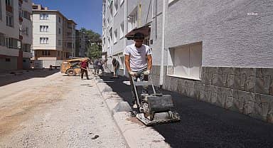 Tepebaşı'nda yol ve kaldırım çalışmaları sürüyor