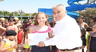 Torbalı'da yüzme öğrenen öğrenciler sertifikalarını aldı