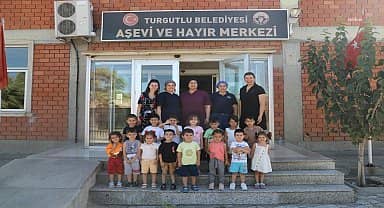 Turgutlu Belediyesi'nin geleneksel aşure hayrı bu yıl çocukların ellerinden