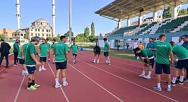 Türkiye'de stadyumu olmayan tek il olan Kars'ta, Kars 36 Spor ilk antrenmanına çıktı