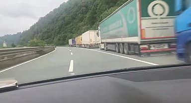 Uğur Bayraktutan, Sarp Sınır Kapısı'ndaki 15 kilometrelik tır kuyruğuna dikkat çekti: "Hükümet sorunu çözemiyor"