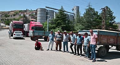 Yozgat'ta TMO önünde sıra bekleyen çiftçi: "Gübreciye borçluyum, mazotçuya borçluyum, her türlü borçluyum. Ben bütün mal varlığımı satıyorum, bu işi bırakıyorum"