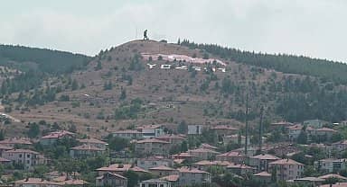 Yozgat'ta uydudan da görülebilen Türk Bayrağı resminin rengi soldu. Ay yıldızlı 121 mezar taşının bulunduğu askeri mezarlık ise ilgi bekliyor