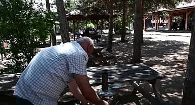 Yozgat'ta vatandaşlar bunaltıcı sıcaklardan korunmak için gölgeliklere sığındı