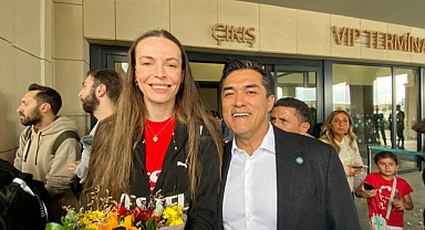 Akşener, Avrupa Şampiyonu olan A Milli Kadın Voleybol Milli Takımı’nı Hande Baladın ile görüşerek tebrik etti