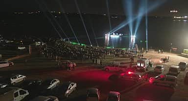 Altın Koza kapsamında göl üzerinde düzenlenen konser, renkli görüntülere sahne oldu