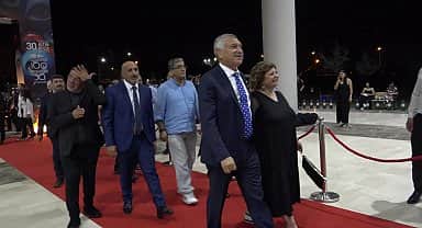 Altın Koza sahiplerini buldu... Türkan Şoray ve Kadir İnanır'a "sinemanın yüzü" ödülü verildi