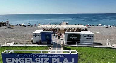 Antalya Büyükşehir'in engelsiz plajı turistlerin de gözdesi