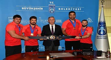 ASKİ Spor'lu milli güreşçilerden Mansur Yavaş'a ziyaret