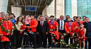 ASKİ Sporlu şampiyon milli güreşçilere başkentte coşkulu karşılama