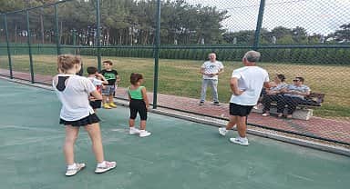 Bayramiç Belediyesi'nden ücretsiz tenis kursu