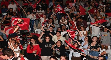 Beşiktaş sakinleri, a milli kadın voleybol takımının final heyecanını Cüneyt Arkın Sanatçılar Parkı’nda yaşadı