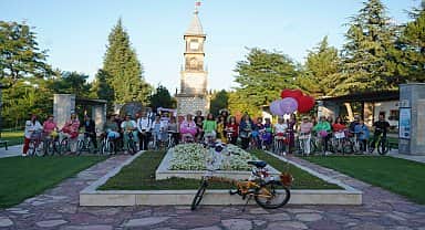 Bilecik'te düzenlenen süslü kadınlar bisiklet turunda bu kez iklim değişikliğine dikkat çekildi
