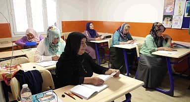 Buca'da okuma yazma kurslarına büyük ilgi