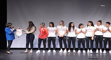 Çankaya'da kadın sporculardan bayrak teslimi