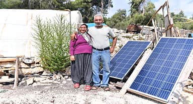 Çiftçinin çadırı, Mersin Büyükşehir'in güneş paneli desteği ile aydınlandı