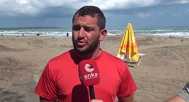 Denizde kaybolan çocuğu kurtarmaya çalışırken boğulma tehlikesi geçiren Sinop Belediyesi Cankurtaranı Aslan: "Ayak bileğinden tuttum yukarı çekmeye çalıştığım esnada dalga yedik"