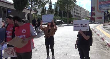 Denizli'de TİP'li öğrenciler Gençlik ve Spor İl Müdürlüğü önünde 'barınamıyoruz' eylemi yaptı