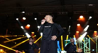 Edis, Ataşehir'de hayranlarına unutulmaz bir gece yaşattı