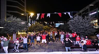 Esenyurtlular, Türkiye-Sırbistan maçını dev ekranda izledi
