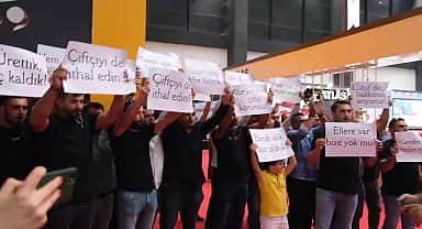 Eskişehir 4. Tarım Fuarı'nda çiftçiler, protokolün önünde mısır fiyatlarını protesto etti