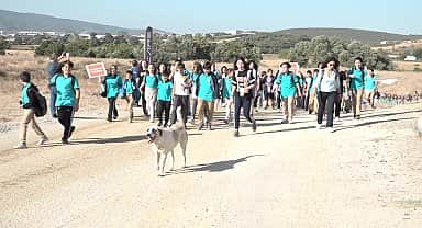 Hasanağalı çocuklar eğitimin ilk günü okullarına gitmek için 1 saat yol yürüdü