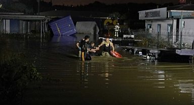 İstanbul Valiliği: Metrekareye 125 kilogram yağışın düştüğü kente 2 kişi hayatını kaybetti, 12 kişi yaralandı