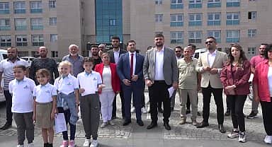 İyi Parti Aksaray İl Başkanlığı Milli Eğitim Müdürlüğü önünde açıklama yaptı: "Bizden kopya çekerek verdiğiniz ücretsiz yemek sözünü yerine getirin"