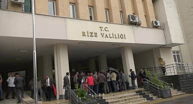 İYİ Parti Rize İl Teşkilatı, Valilik önünde açıklama yaptı: "Sözde eğitim ya da barınma merkezlerine, bırakın müsamaha gösterilmesini, derhal kapatılmalıdır"