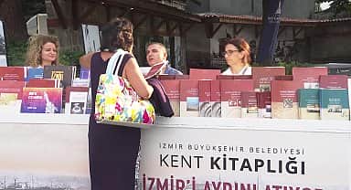 İzmir'in 100 yıllık külliyatı kitaplaştırıldı