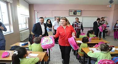 İzmit Belediye Başkanı Hürriyet, Hakkaniye Okulu öğrencilerin yeni eğitim öğretim yılı heyecanına ortak oldu