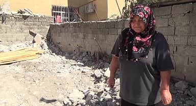 Kadirli'de depremde evi yıkılan, iki çocuğuyla bahçede sandalye üzerinde yaşamaya çalışan fiziksel engelli anne: "Çocuklarımı okula yazdıramadım. Perişanım"