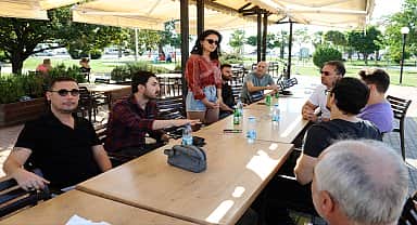 Karşıyakalılar sosyalleşerek, İngilizce öğreniyor