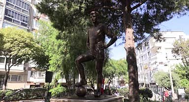 Konak Belediye Başkanı Abdül Batur, Metin Oktay'ı anma töreninde konuştu: "Taçsız Kral'ı unutmadık, unutturmayacağız"