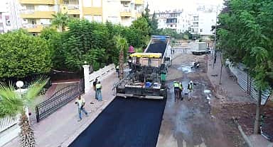 Konyaaltı'nda yol çalışmaları aralıksız sürüyor