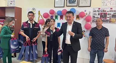 Kumluca Belediye Başkanı Köleoğlu'ndan birinci sınıf öğrencilerine kırtasiye desteği