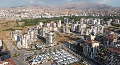 Malatya'da depremde ağır hasar alan 7 bina aynı anda kontrollü olarak yıkıldı